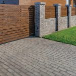 A Barabás Téglakő azért népszerű választás, mert a hagyományos tégla karakterét a beton térkövek kiszámítható szilárdságával kapcsolja össze. Nem csak egy járdára való elem: ugyanazzal az anyaggal egységesen kialakítható a bejáró, a terasz, a kerti fal vagy akár egy grillező környezete is.